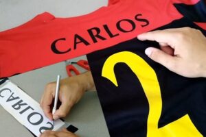 Dónde colocar nombre y número en una camiseta de fútbol